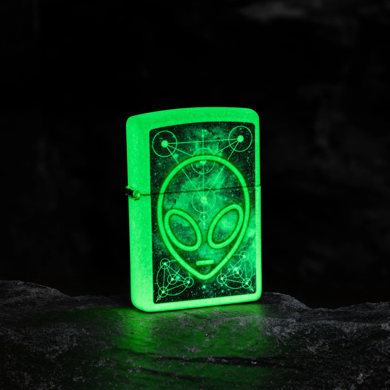 Alternative view of Glowing Alien Design